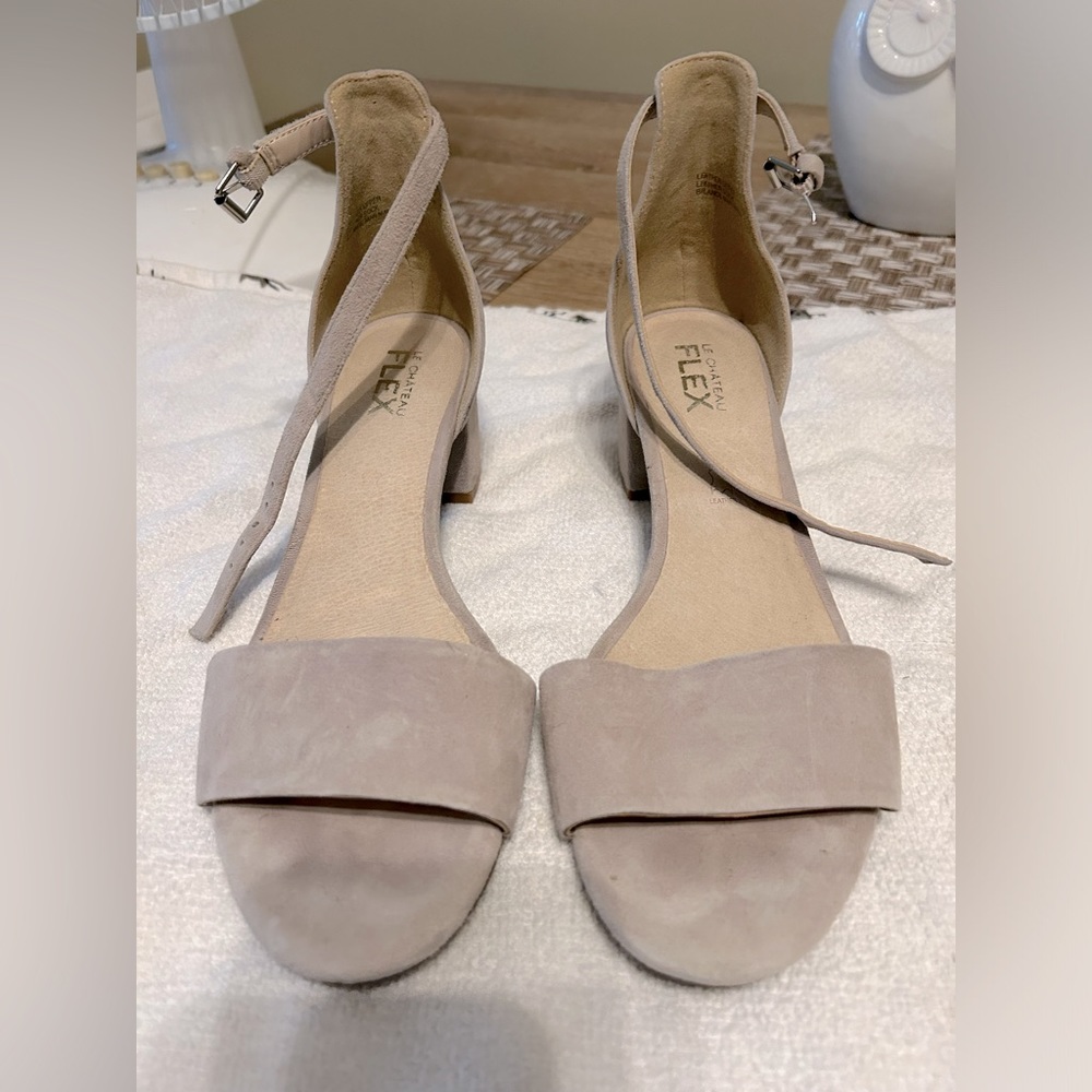 Light grey suede block heel shoe